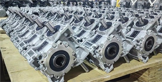 11月正忙，艾思捷雙軸輸入蝸輪減速機(jī)SJMRV050-30-AB發(fā)貨 (2).jpg